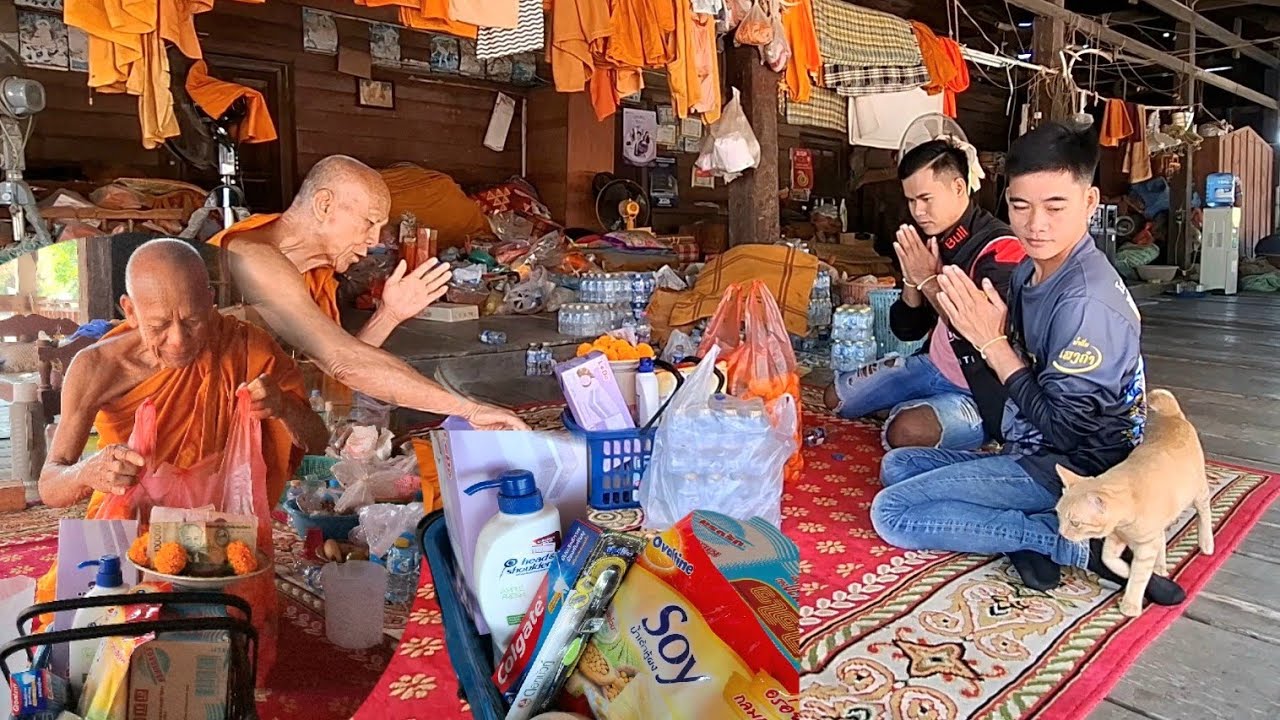 บ่าวเอื้อมาทำบุญไห้ แม่หมวย....