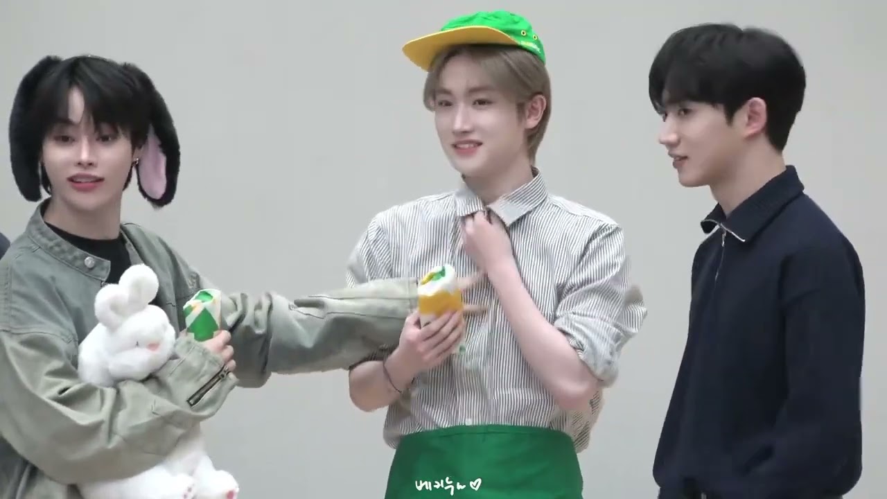 Sự khác biệt quá lớn của hyuk 2 đối với  anh út và anh 2:))😭😆