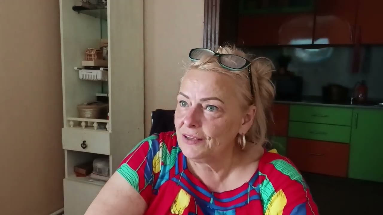 СОБРАЛА СМОРОДИНУ, ЗАКРЫЛА КОМПОТ /ЖАРА СТОИТ