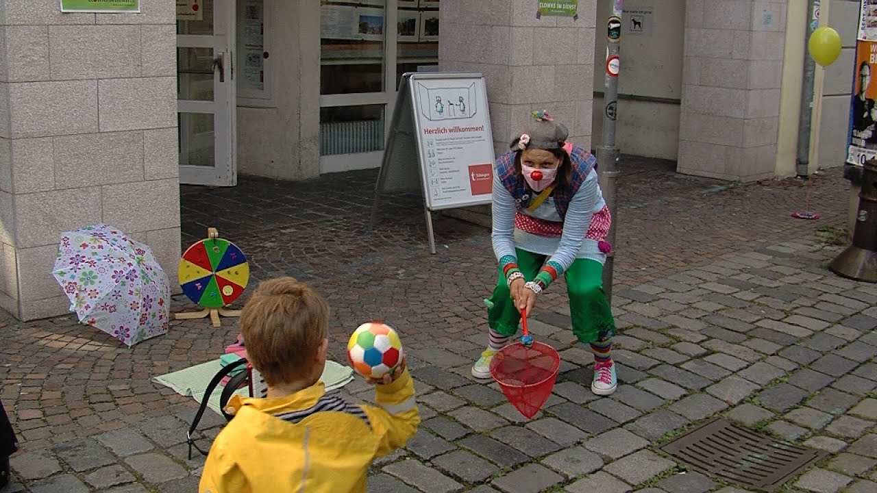 Spende aus 10-jährigem Herbstbasar für Clowns im Dienst e.V.
