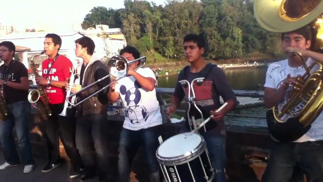 Banda de guerra tocando 
