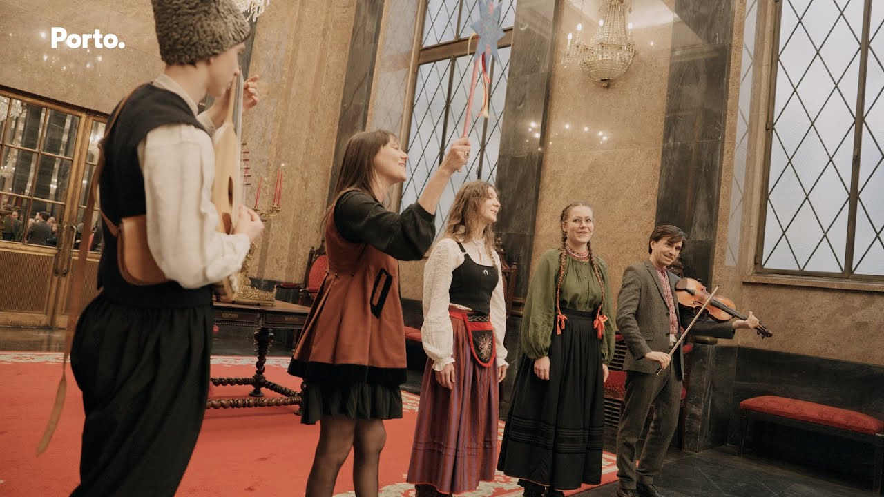 Grupo de Adufes de Idanha-a-Nova e músicos refugiados Ucranianos cantam janeiras na Câmara do Porto