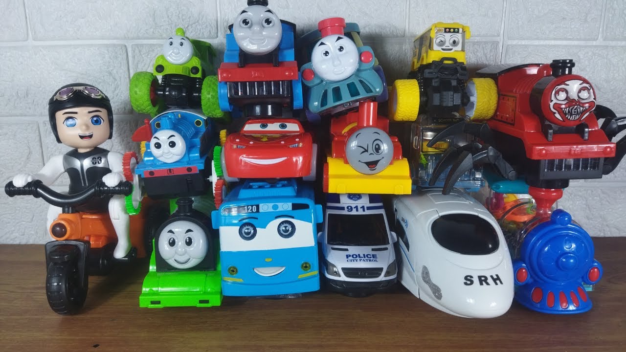 Colección de juguetes coloridos: trenes, autos y lindas amigas.