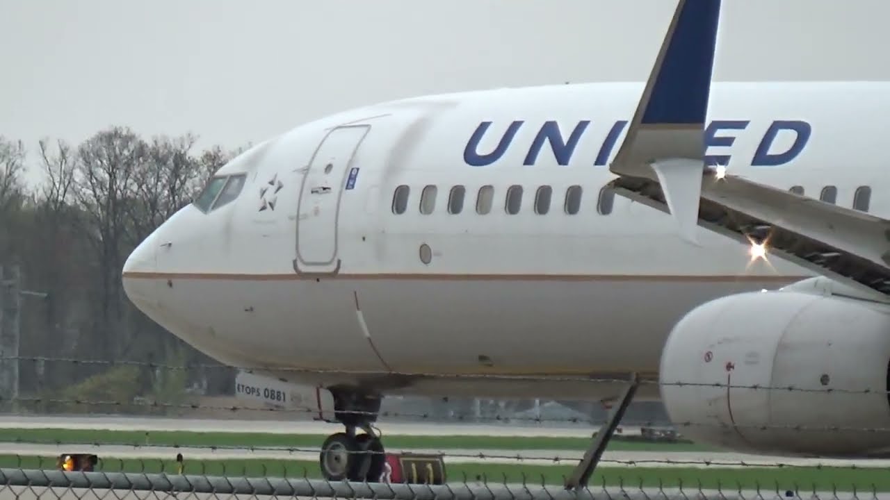 Close up 6R Cleveland Plane Spotting. American Eagle Retro, NASA602, Elite CRJ and more