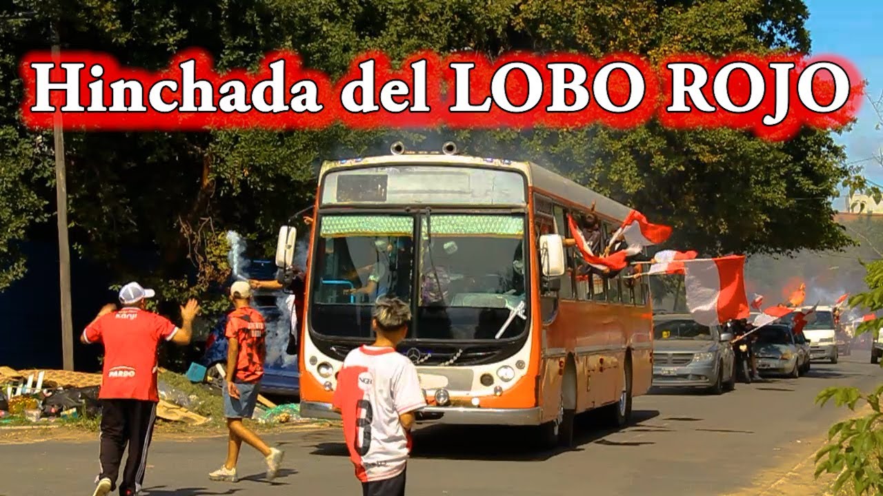 La hinchada del Lobo Rojo llegó