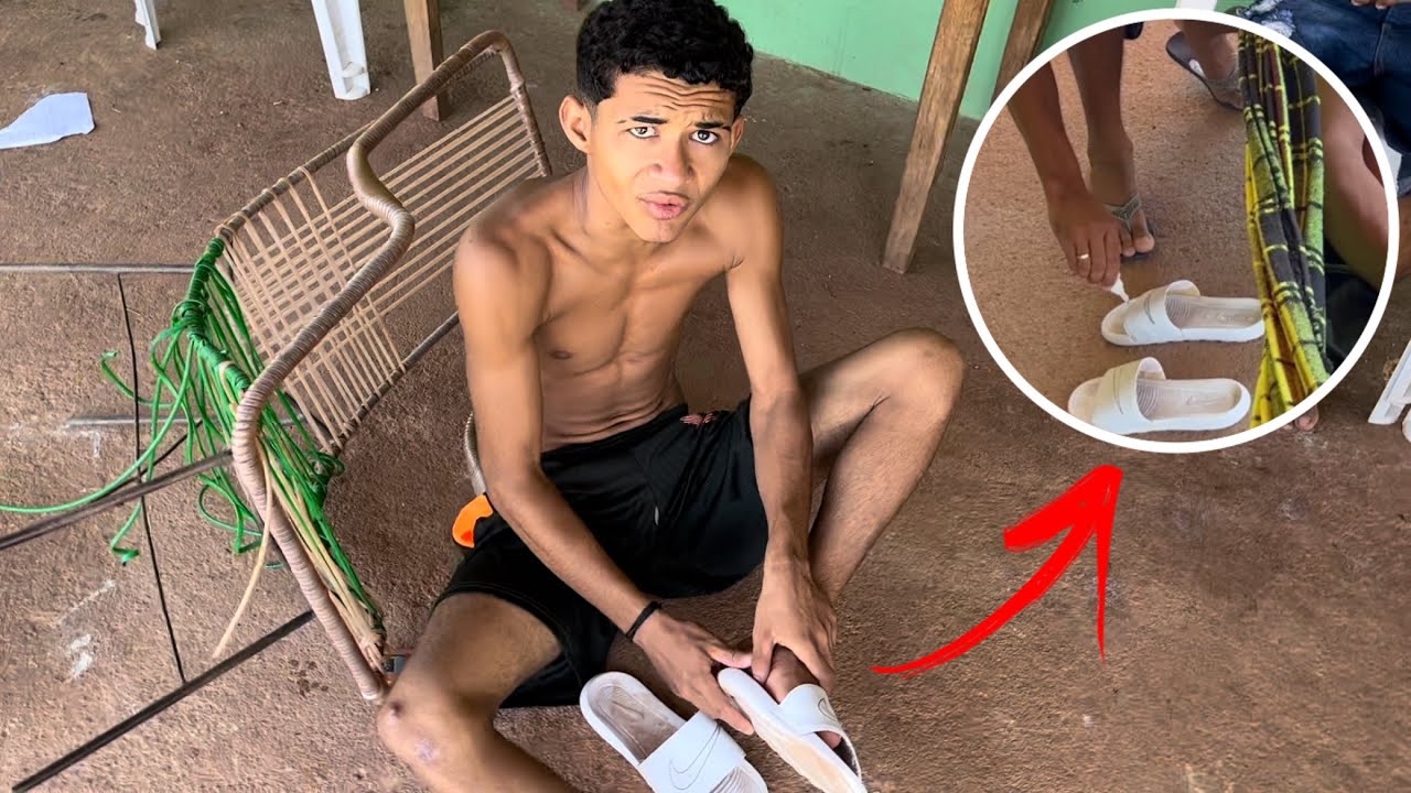 COLEl O CHINELO DELES NO PÉ COM UMA C0LA SUPER RESlSTENTE