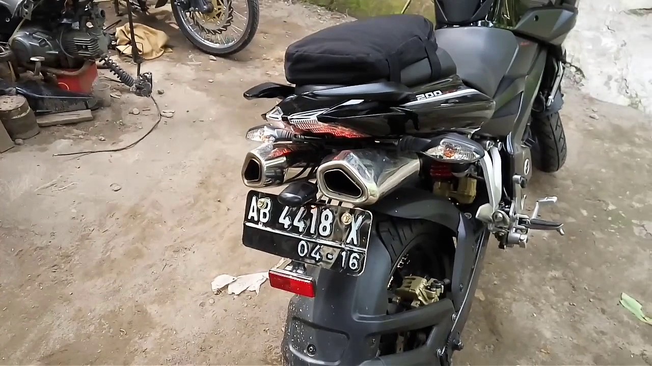 Pulsar 200ns with twin exhaust sound