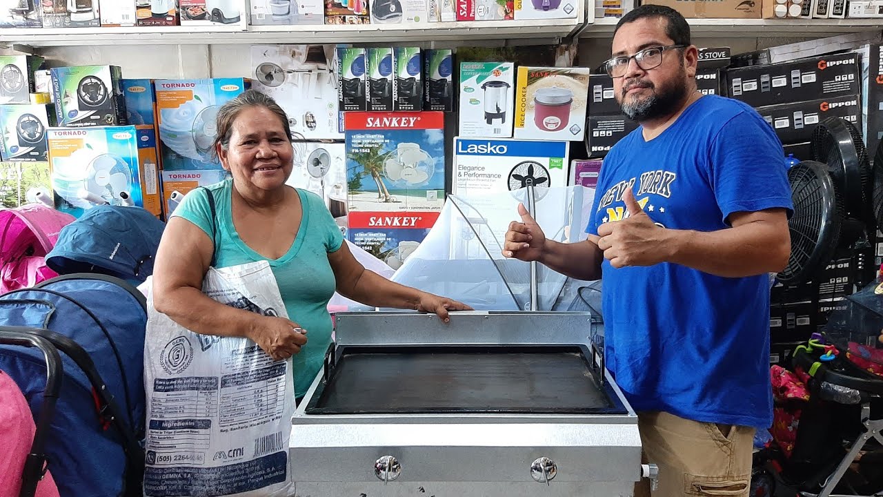Doña Mirna recibe cocina y tanque de gas.