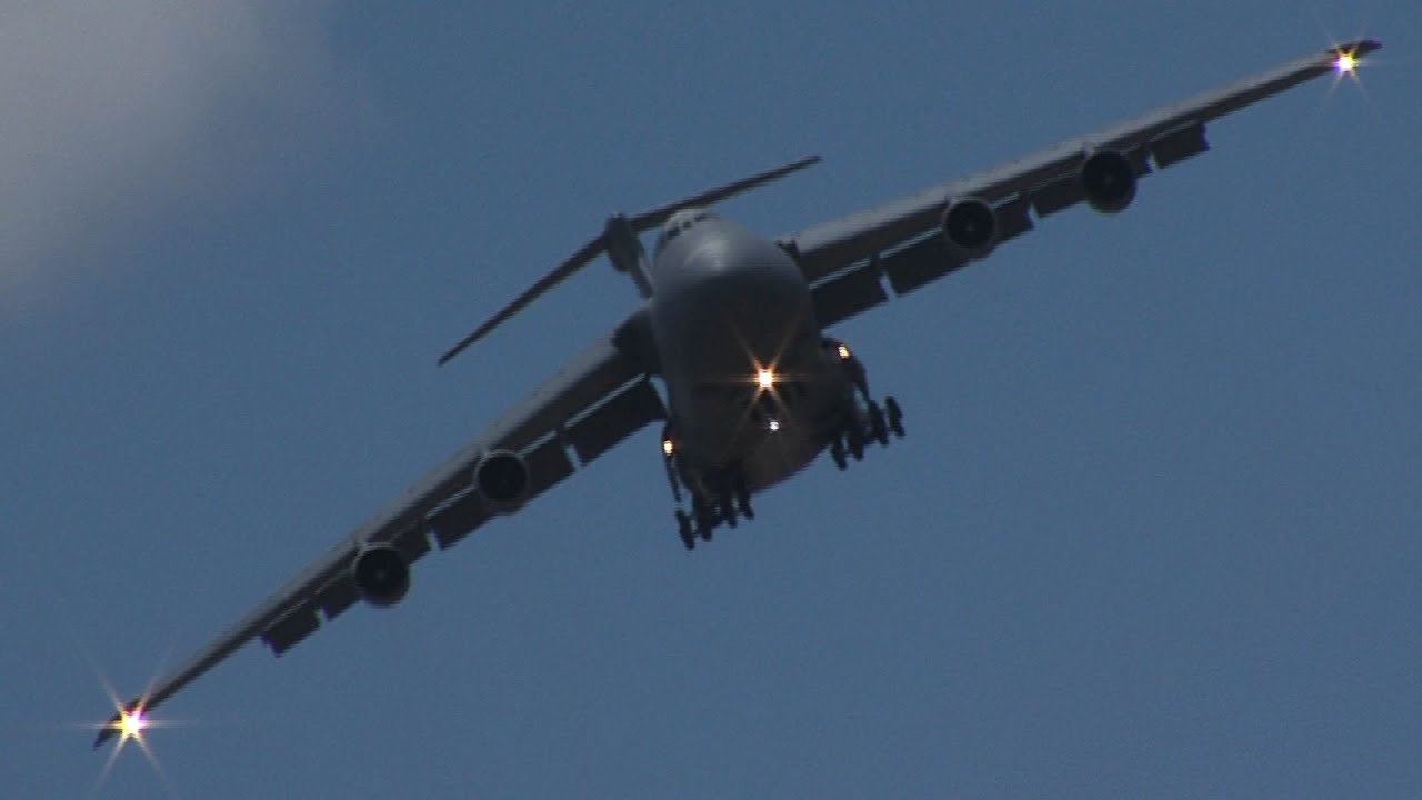 Awesome Lockheed C-5 Galaxy flyby at vertical challenge