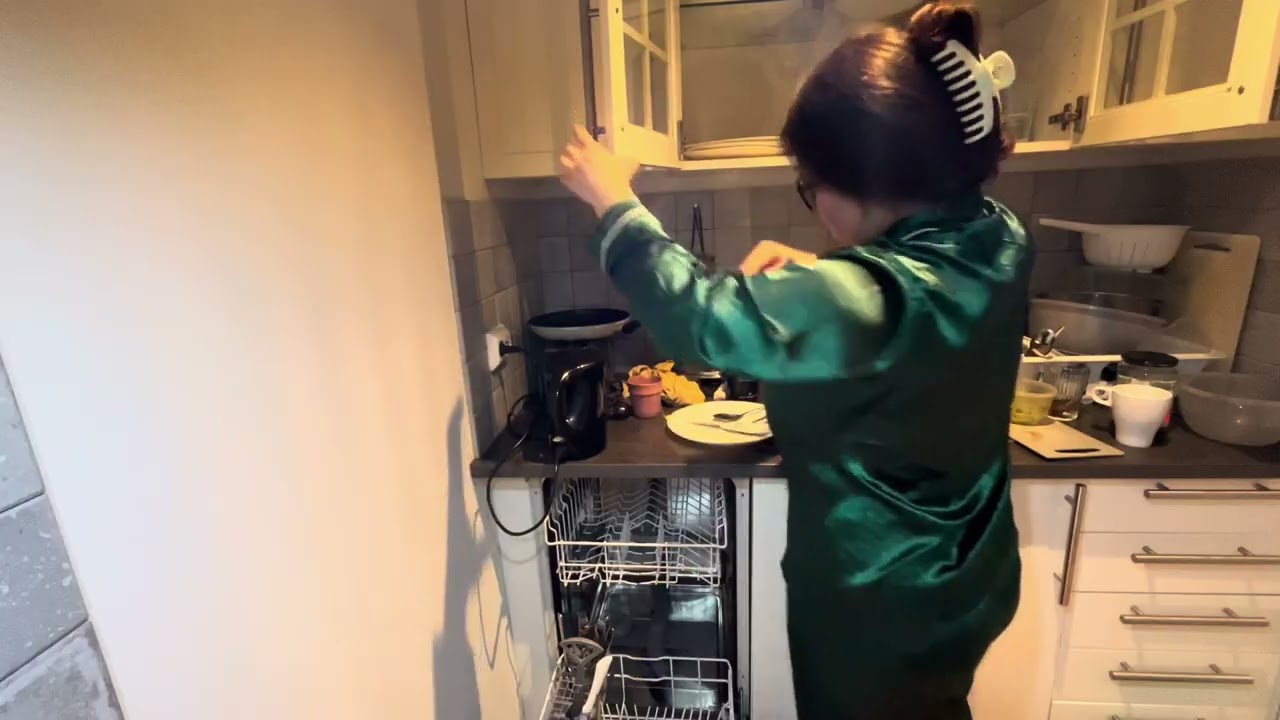 Simple Living | Bed Sheet Change & Cozy Kitchen Cleaning