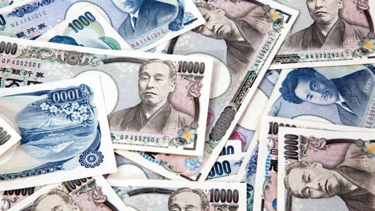 Why Japanese Handle their Currency With Care