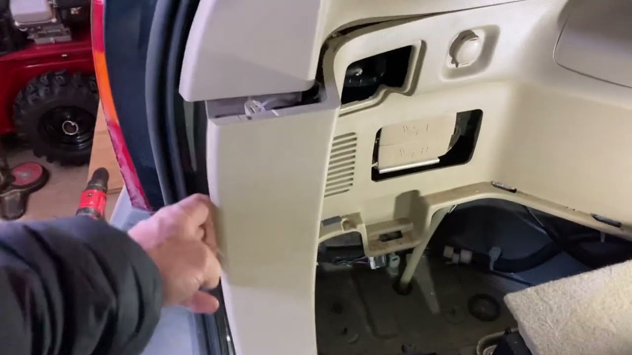 2010 left rear tail light replacement.  Toyota Highlander