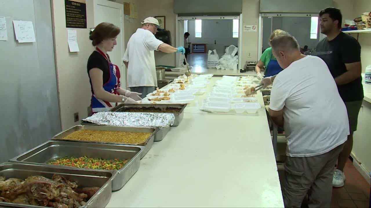 Marines help feed homeless veterans for Thanksgiving
