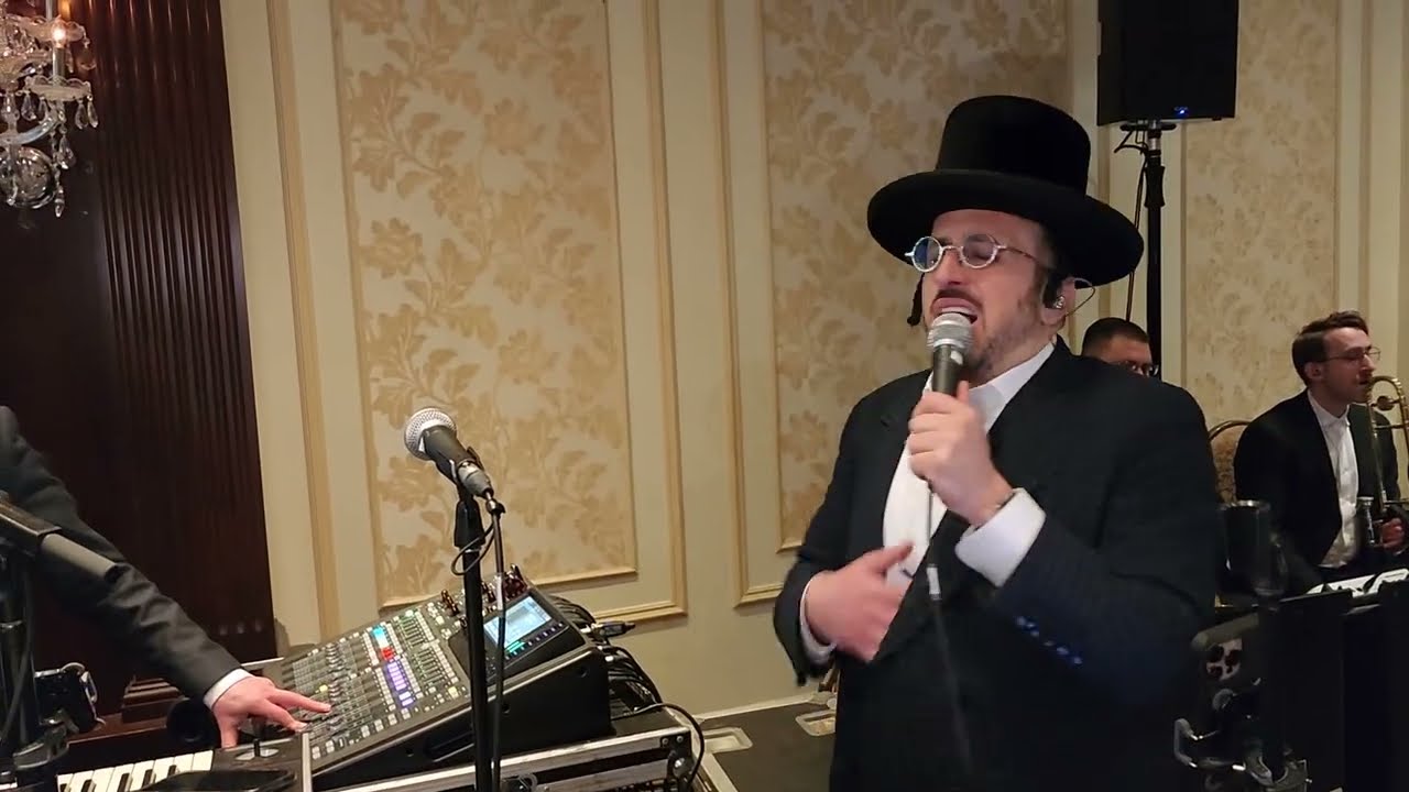 Lipa schmeltzer chuppah  Carlebach's, Im Eshkachech at emotional Chuppa