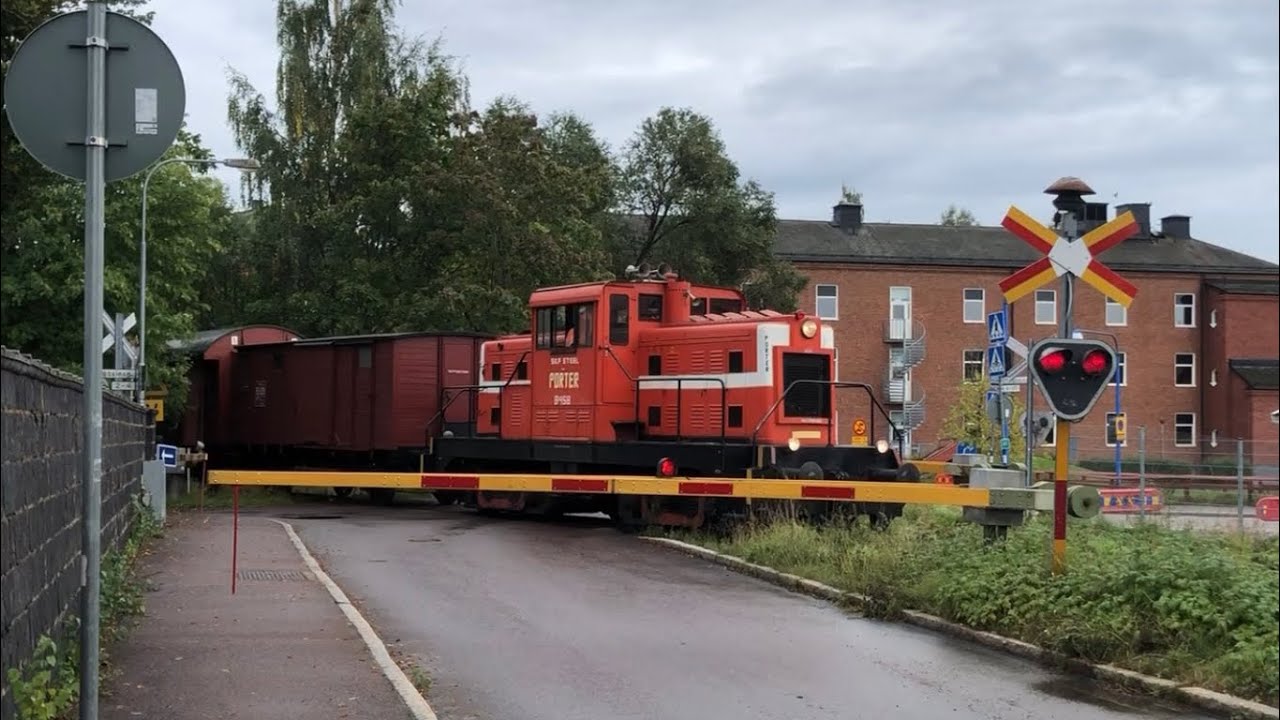 *Porter diesel* Swedish railroad crossing / Järnvägsövergång i Magasingatan, Falun