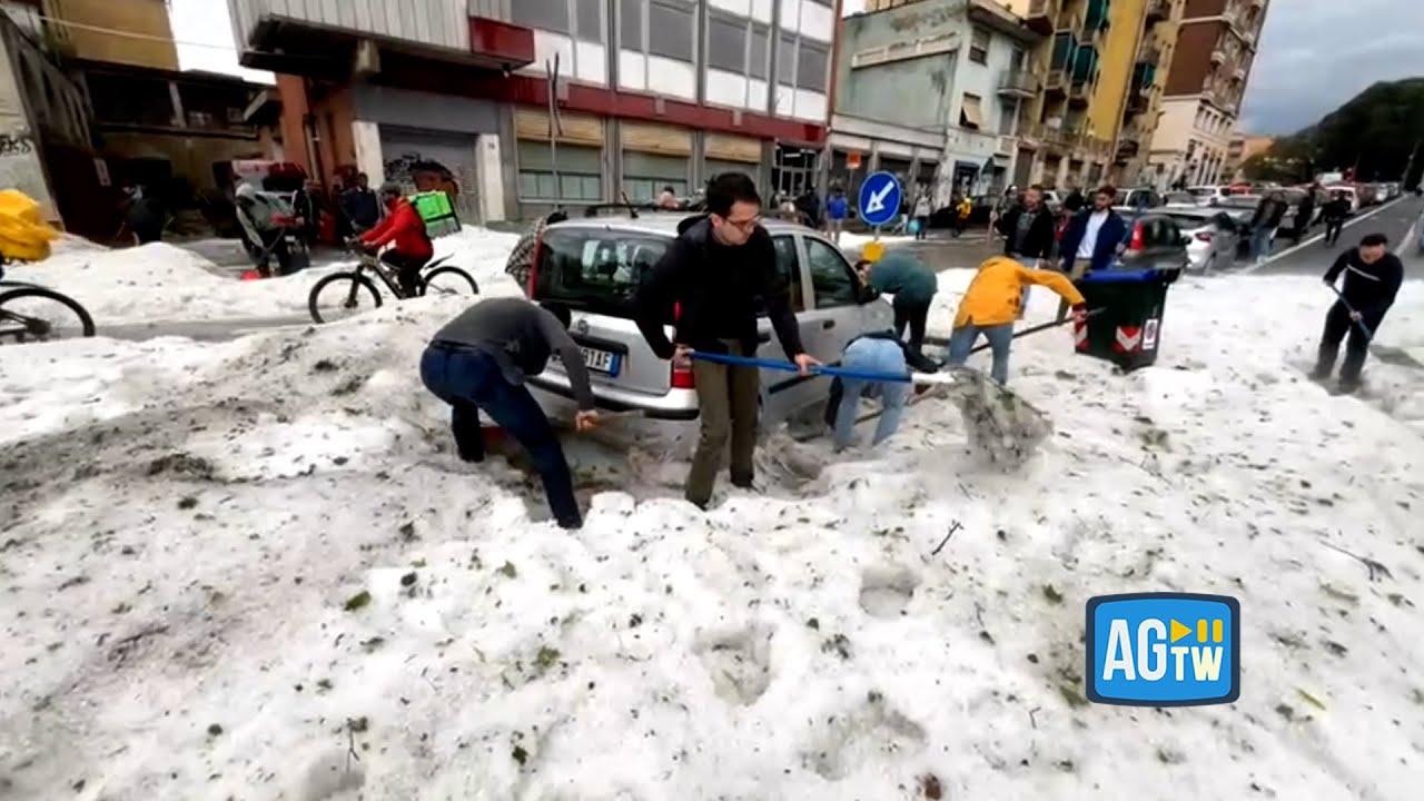 Torino, grandinata straordinaria a maggio: cittadini spalano il ghiaccio per liberare le auto