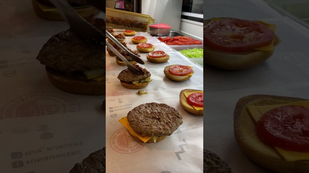 Hambúrguer com bacon na montagem