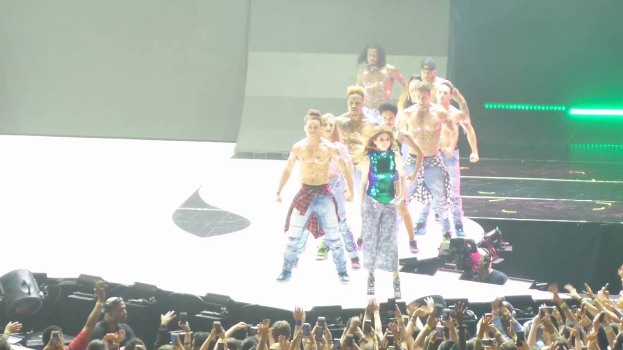 Selena Gomez - Revival Revival Tour Brooklyn, New York HD.