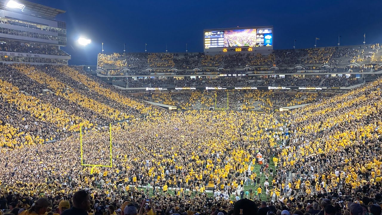 Iowa Hawkeyes Kinnick entrance against Penn State 2021 + The Wave + swarm the field after game