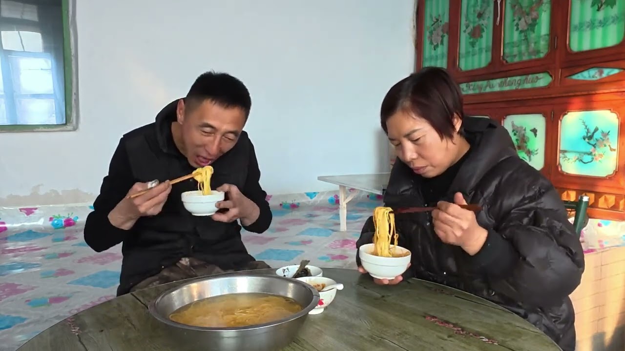天天屯子都有活，夫妻俩回来忙完煮点玉米面条，劲道的香吃得挺好 #我的乡村生活 #记录真实生活