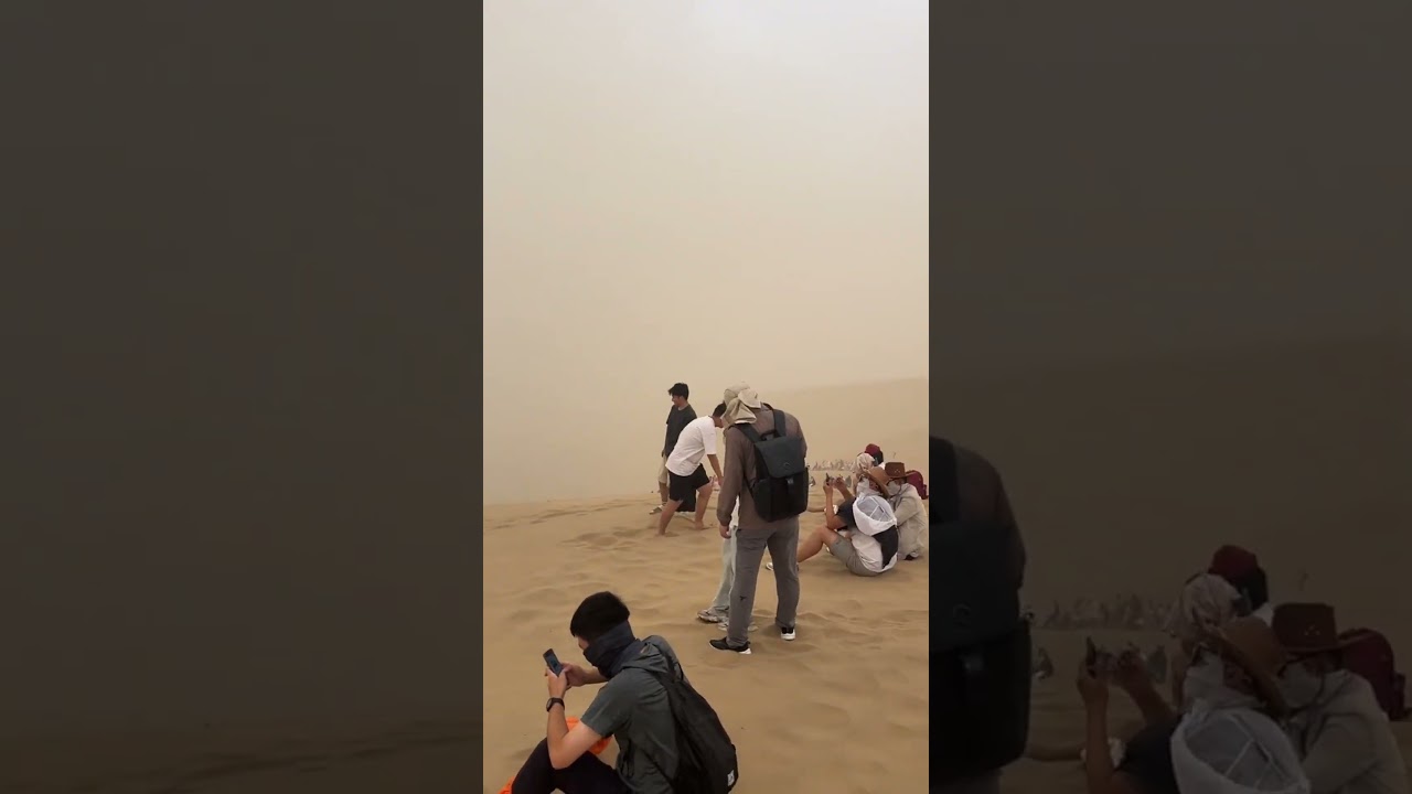 2815:Sandstorm obscures visibility at Mingsha Mountain and Crescent Spring in China