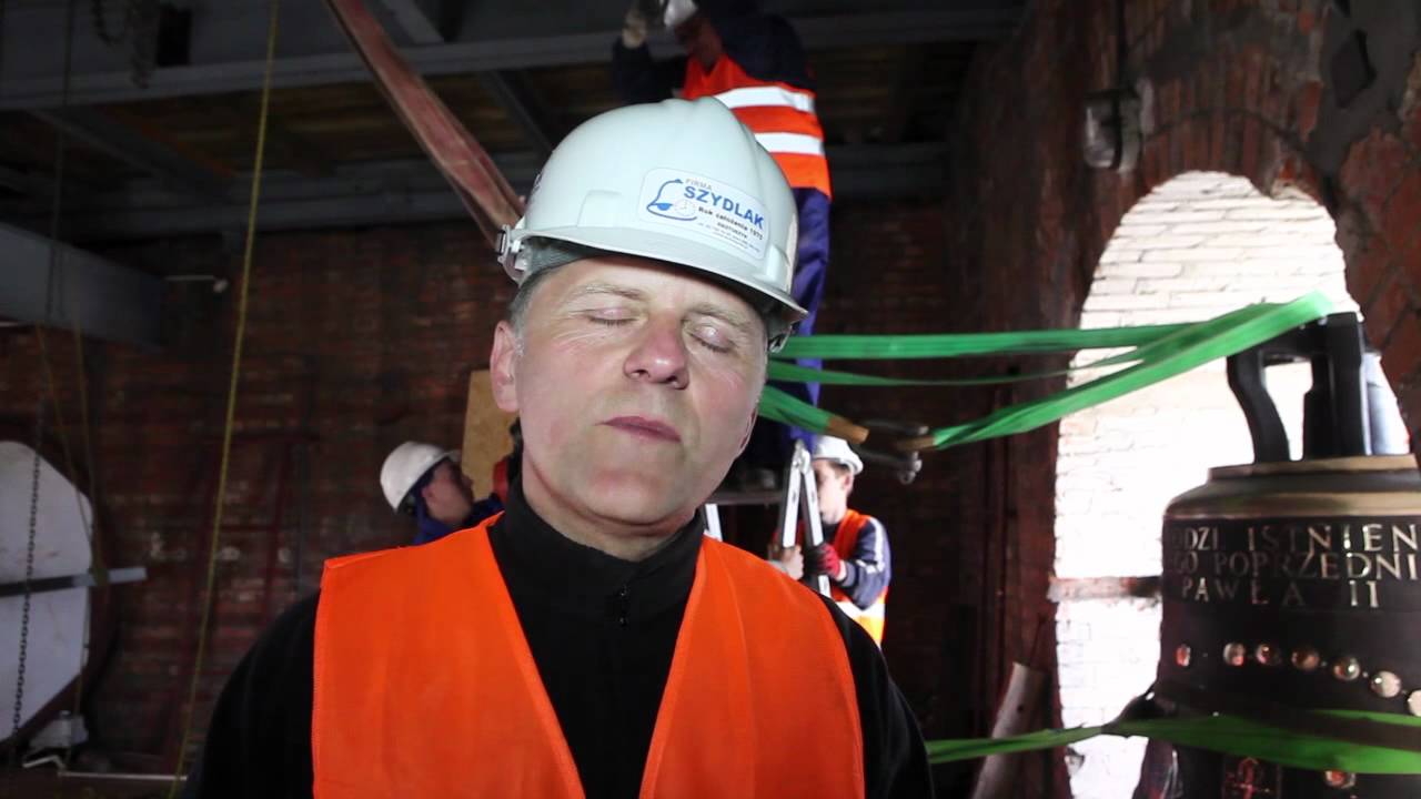 Wciąganie dzwonu Serce Łodzi do wieży (1)