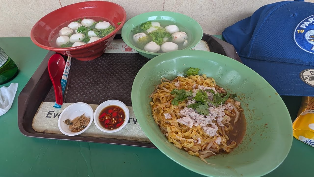$10 Meal at maxwell food court! Homemade fish ball with dry noodle