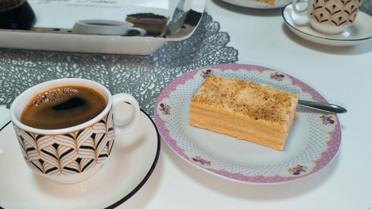 🍯 Medena torta sa gotovim korama | Gotova za 15 minuta!👍 Jel znate za ovo ? #torta #kolači #slatko 