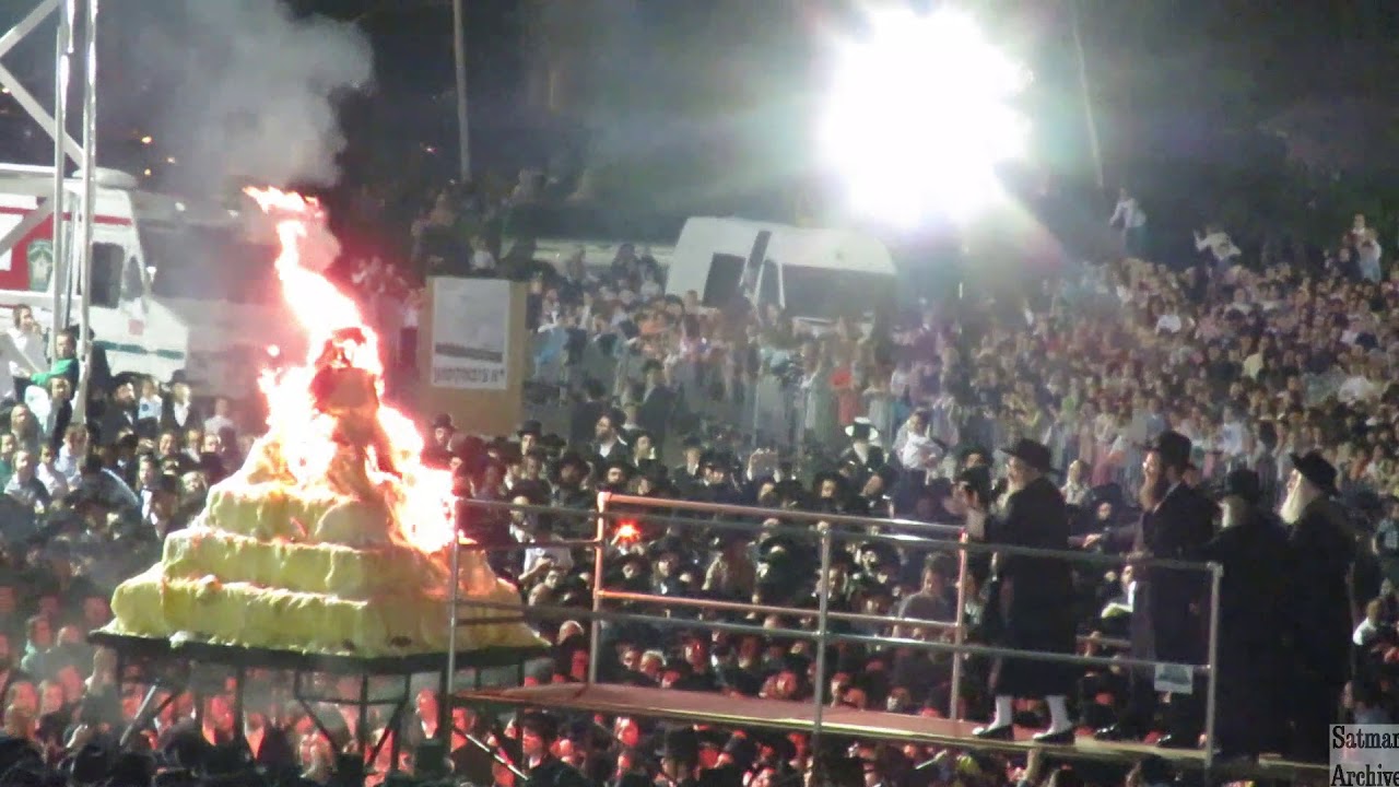 Tens of Thousands At Lag Baomer 5776 With Satmar Rebbe lighting fire In Kiryas Joel - Complete Video