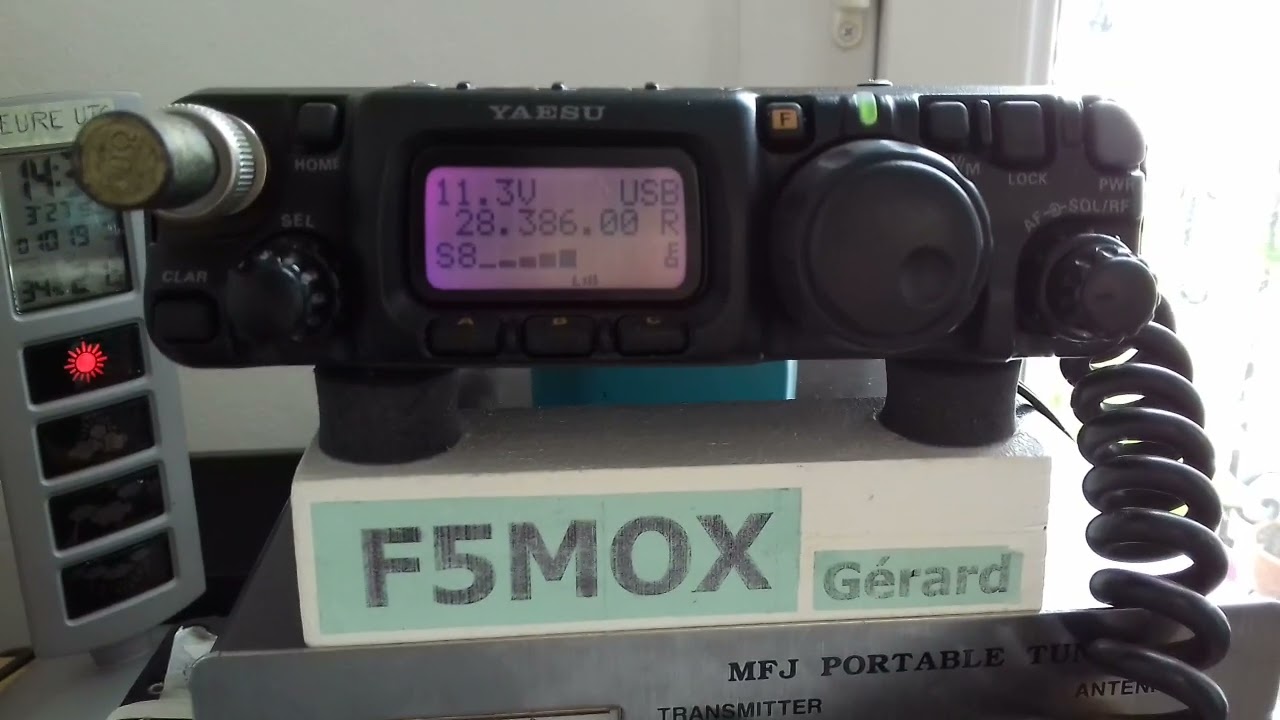 Bande des 10 mètres. QSO 4X6HU avec F5MOX qrp 5 watts FT 817 antenne dipôle sur le balcon à Paris.