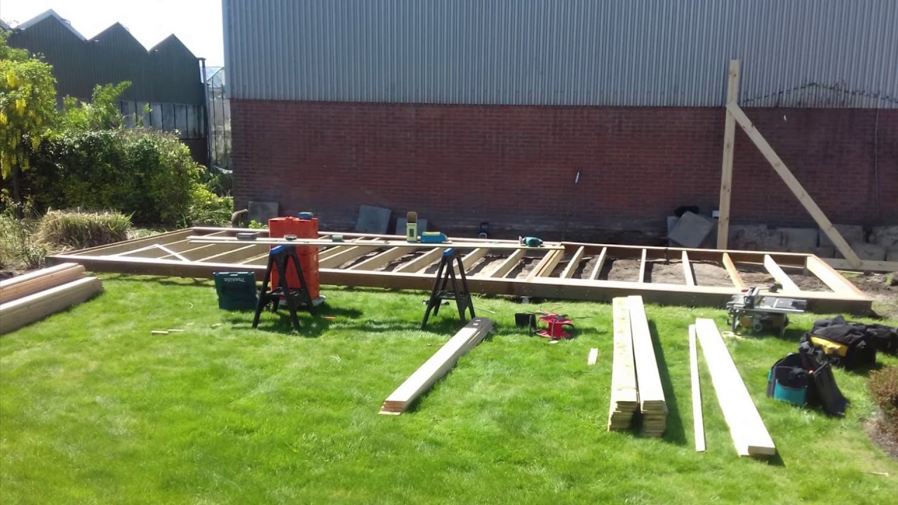 Tuinhuis met overkapping gezet op een schroeffundering.