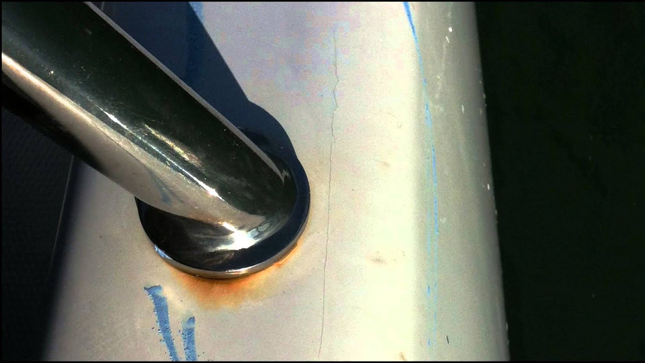 Cracks On Maverick 400 - Catamaran Andando
