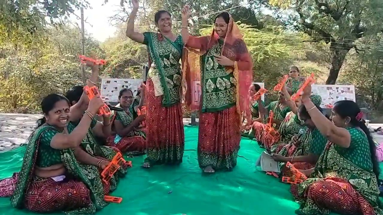 લખેલું છેરાધા ચાલી  શાક વેચવા