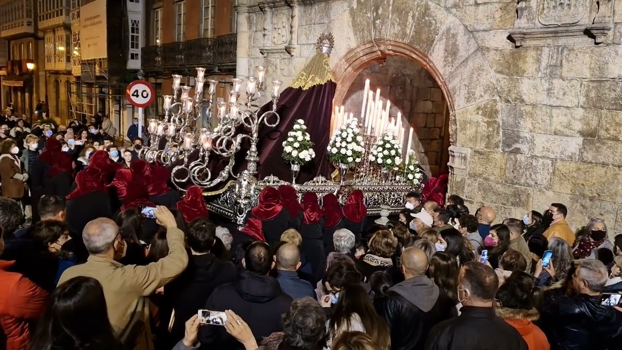 Entrada de La Clemencia en la Puerta de Carlos V de Viveiro.