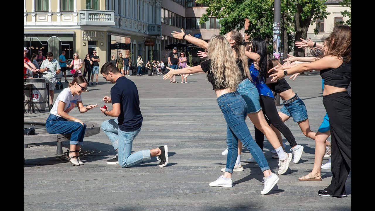 Pir&scaron;lybų staigmena Kaune! / Proposal flash mob in Kaunas!