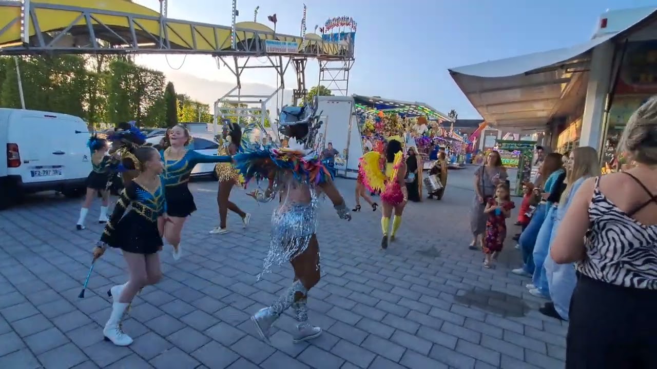 les majorettes Olym'Piennes, Wignehies, et danseuses brésilienne , fete foraine Fourmies (5)