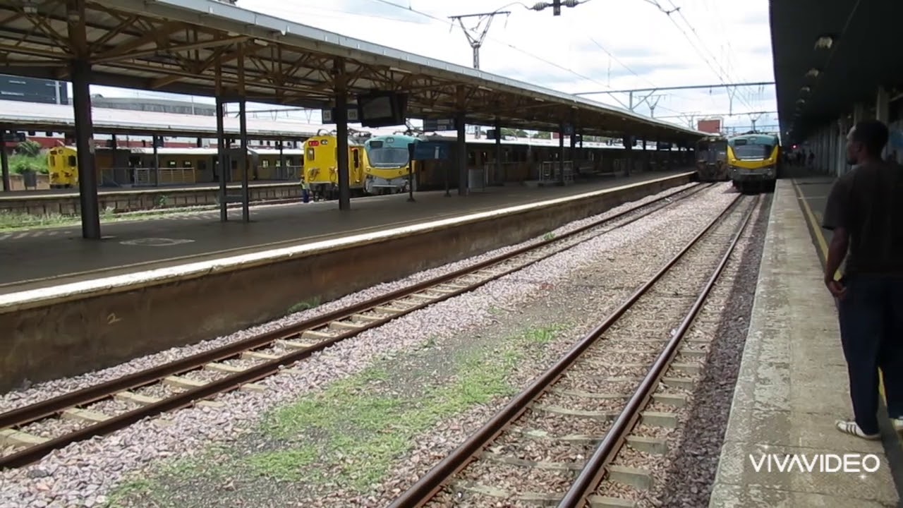 18Es with car wagons making a stop at Pretoria station