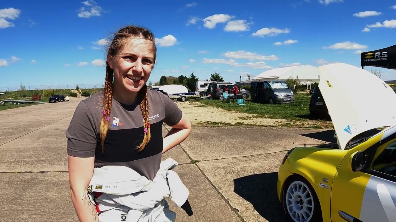 Elle roule en Clio 2 cup et mange plus de pneus qu'une drifteuse ! BONUS : Elle me laisse le volant!