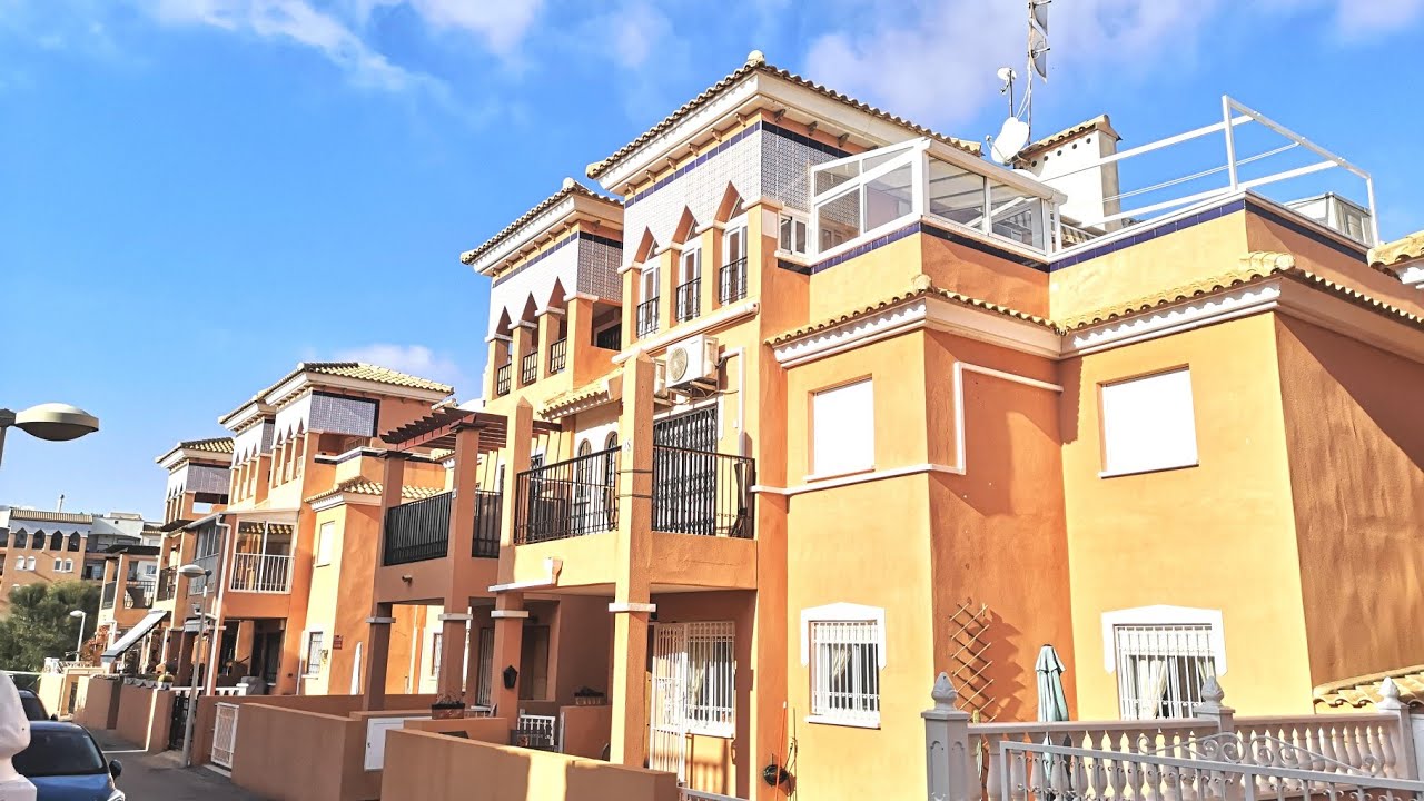 99,950€ Playa Flamenca South facing 2 bed ground floor apt with community pool, gated community