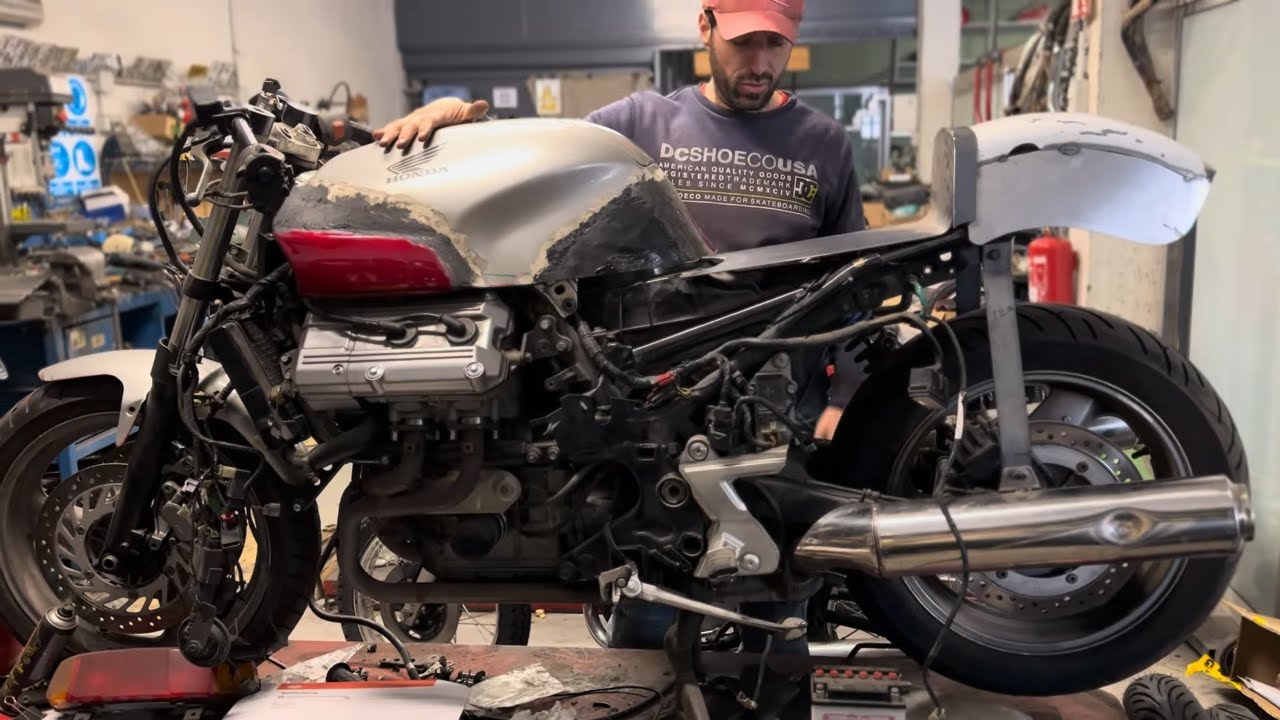 Proyecto ATÓMICO en Curso - Honda ST1100 Pan European modificación tipo LAVERDA 1000 V6