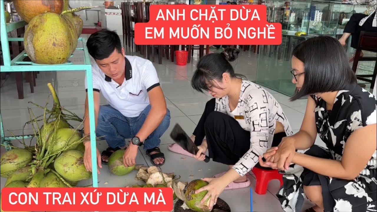 SP Khương Dừa trổ tài chặt dừa ba nhát khiến nhân viên trạm dừng chân muốn bỏ nghề