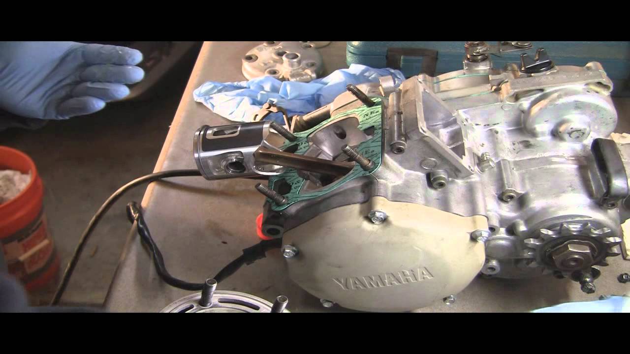 YZ125 Part 15: 2 Stroke  Installing Piston, Rings, Cylinder and Cylinder Head!