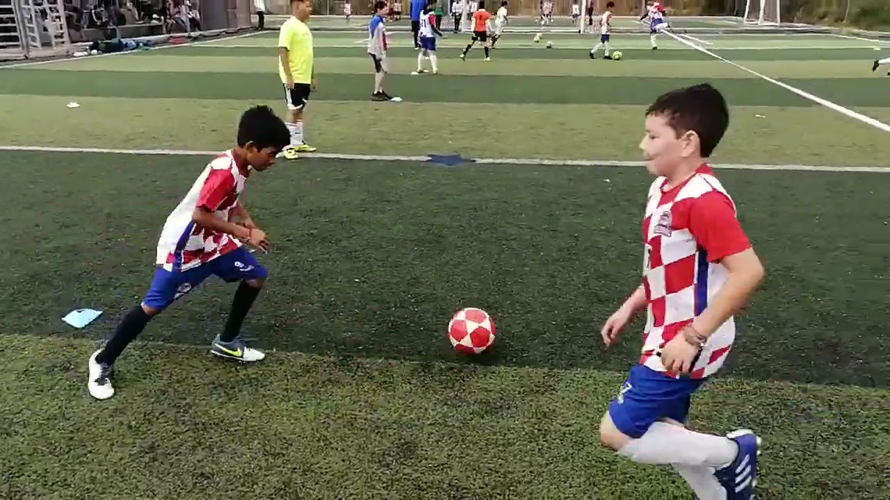 Trabajo físico técnico de  fútbol en parejas con elástico