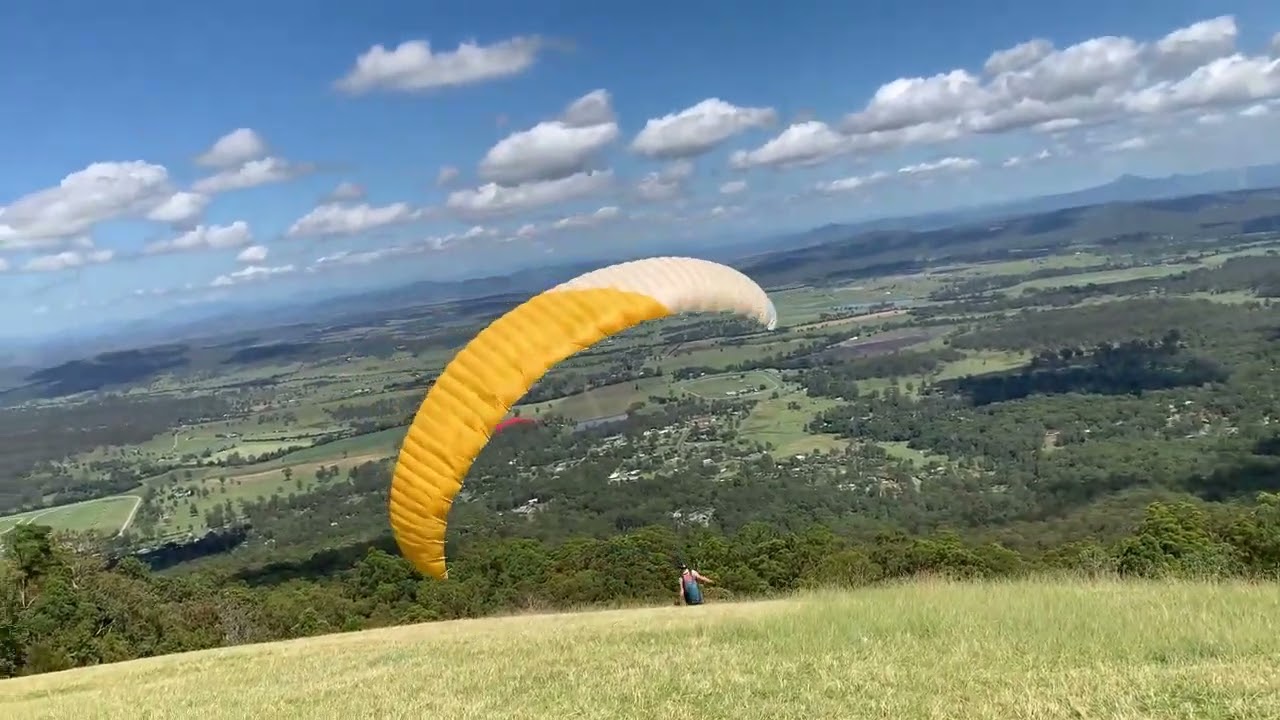 Welcome to Sunday hang-gliding and paragliding to Mt Tamborine (Australia)