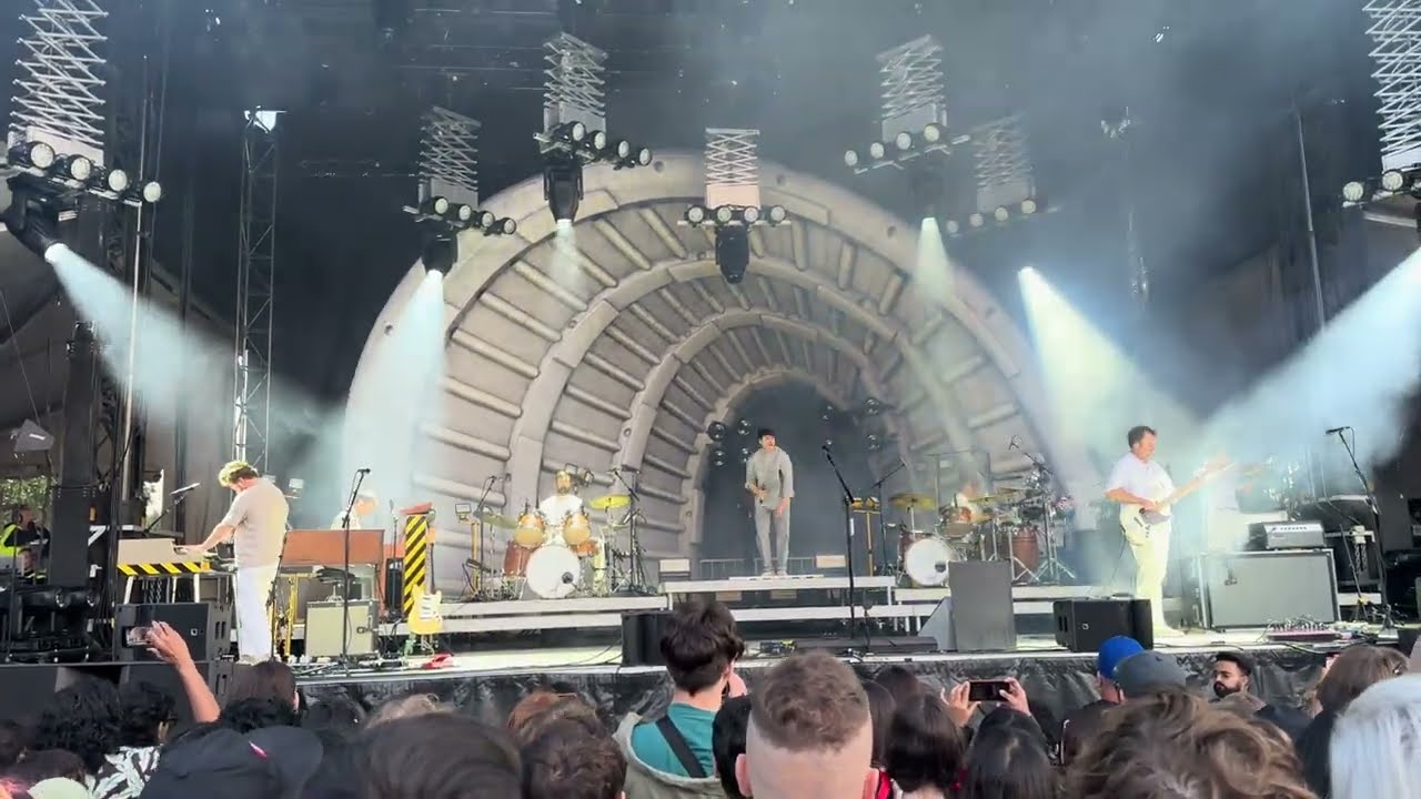 VAMPIRE WEEKEND 