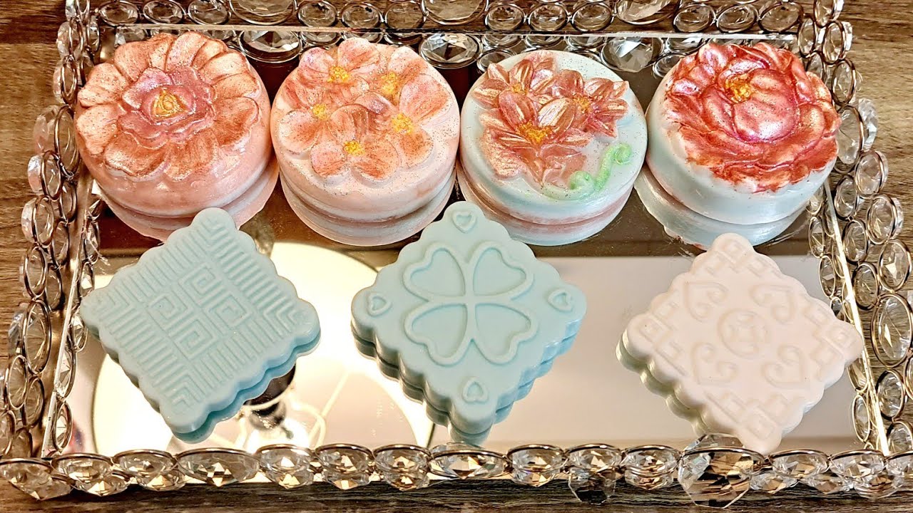 Flower Blossoms - How to paint Melt and Pour soap bars with Micas and glitter.