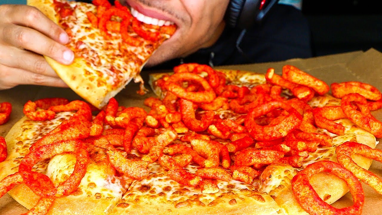 ASMR LITTLE CAESARS PIZZA FLAMIN' HOT FUNYUNS ONION RINGS MUKBANG CHEESY EXTREME CRUNCH JERRY EATING