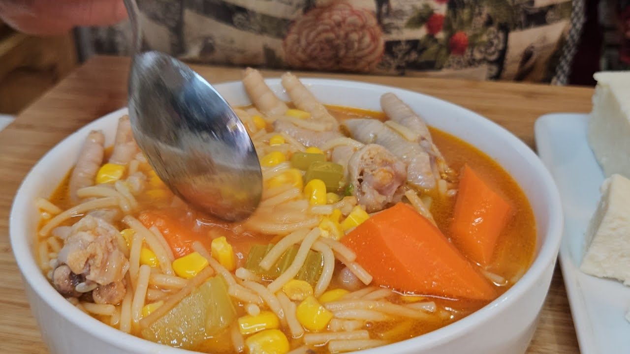 SOPA DE FIDEOS CON PATITAS DE POLLO