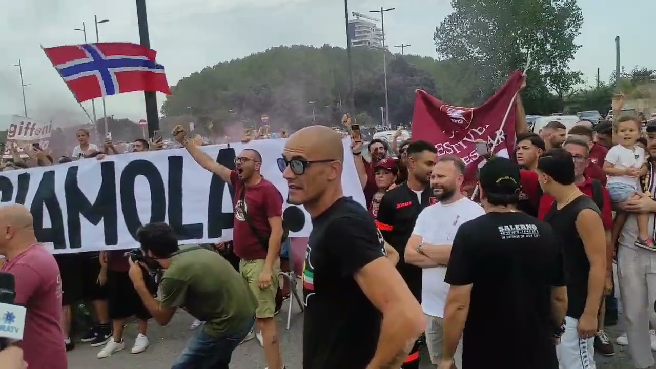 Salernitana-Frosinone, i tifosi suonano la carica nel pre-partita