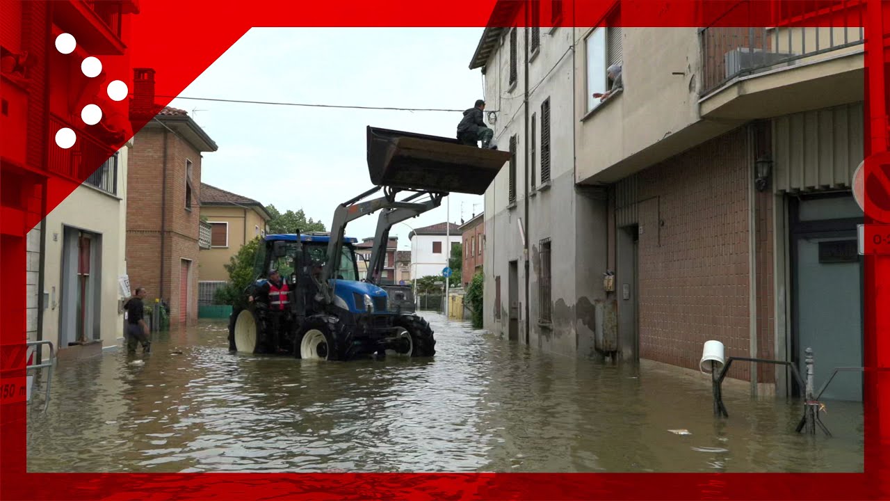 Alluvione Conselice, aiuti con ogni mezzo: trattori e fuoristrada in azione